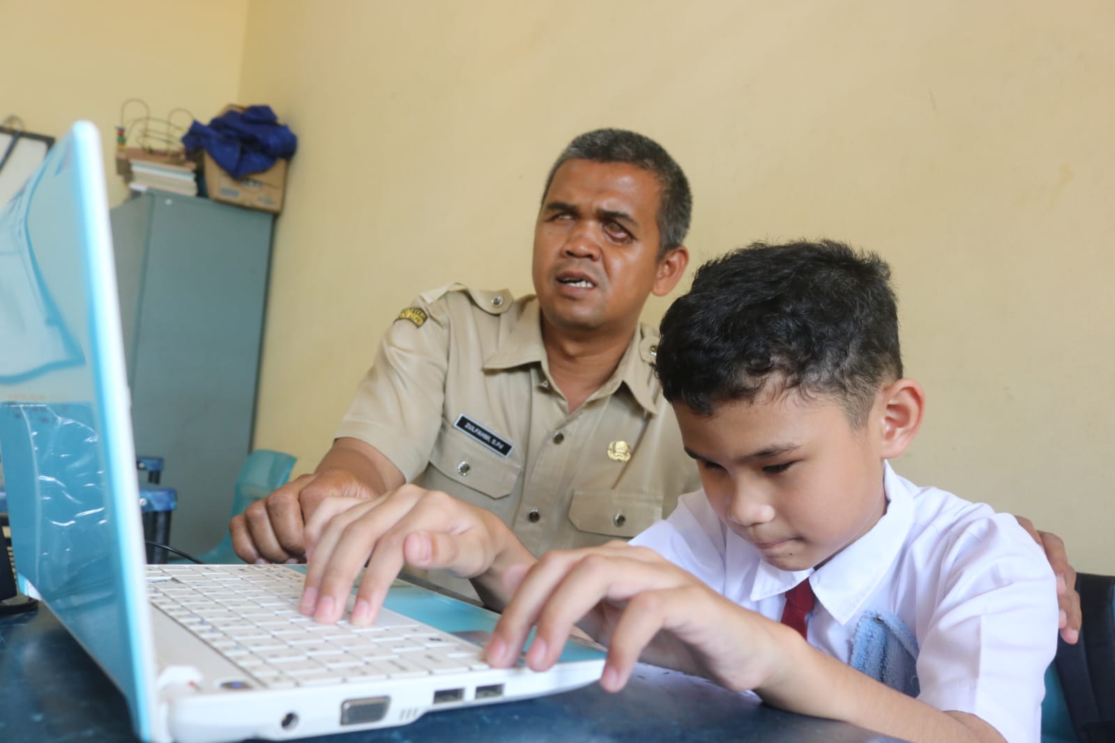 Zulfahmi saat mengajar muridnya di SLB Negeri 1 Tanjungpinang, beberapa waktu lalu.
