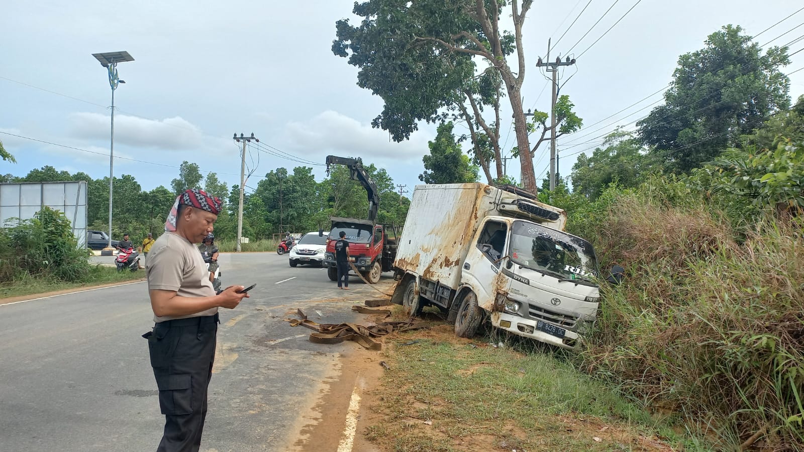 Truk box terperosok di jalan raya Nusantara Km 22, tepatnya simpang Jalan Lintas Timur, Bintan Timur, Selasa (25/11).