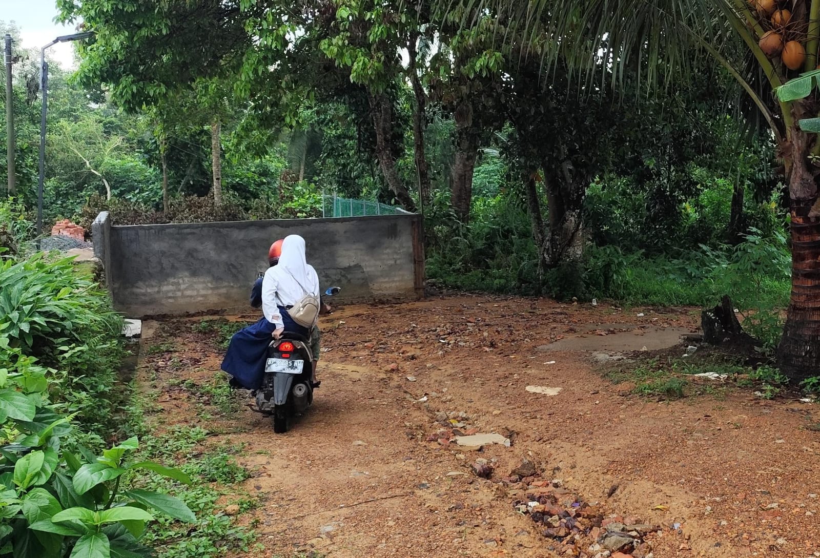 Akses jalan warga di dekat Perumahan Wonoyoso Jalan Cendrawasih Tanjungpinang ditutup dengan tembok beton, Selasa (26/11).