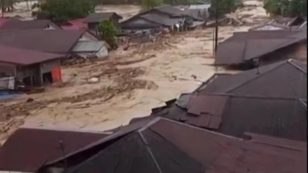 TANGKAPAN Layar dari banjir Bandang dan Tanah longsor yang terjadi di Kecamatan Batangtoru, Tapsel, Sumatera Utara, Selasa (25/11/2025)