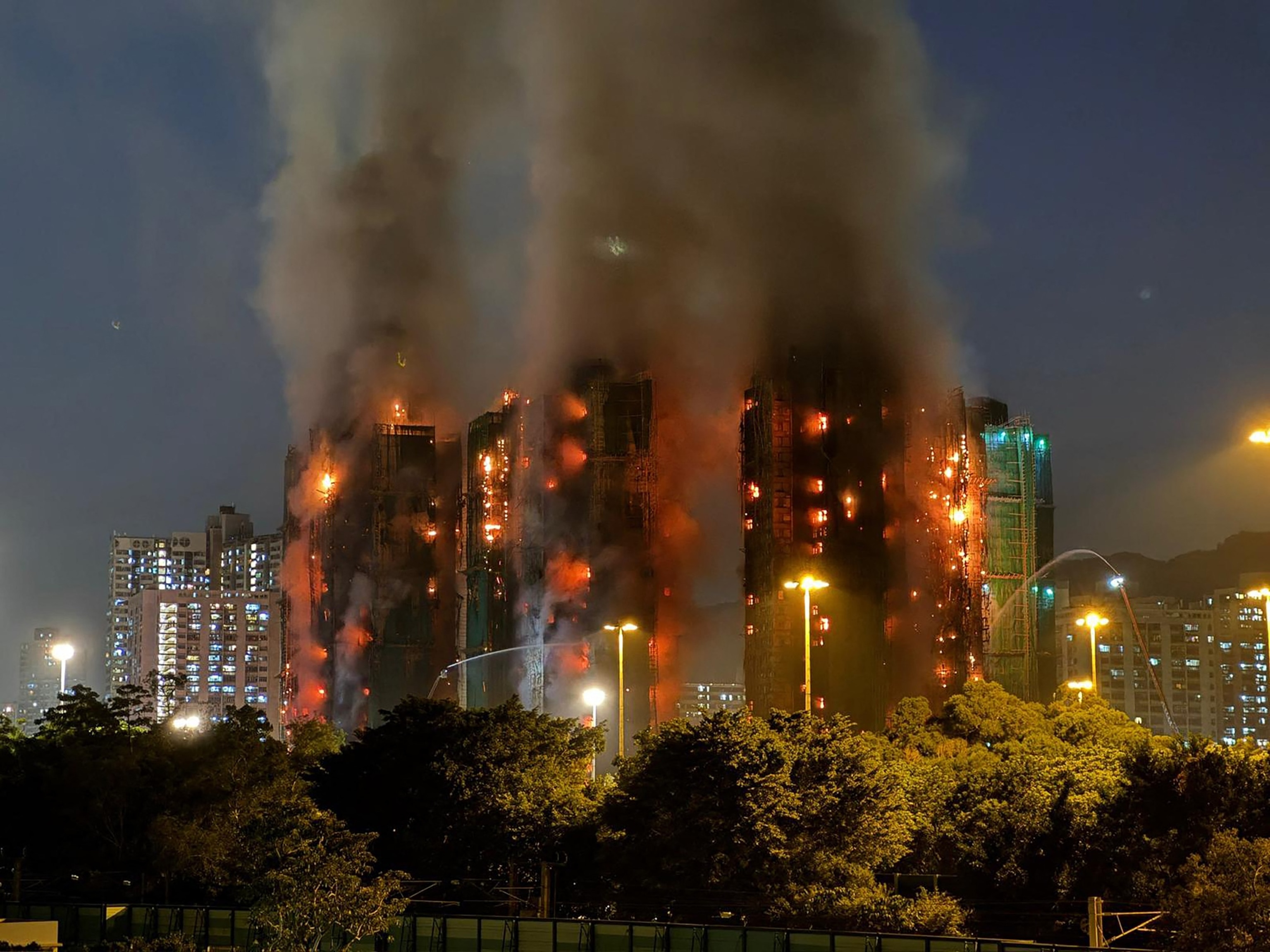 SITUASI kebakaran Tujuh dari 8 menara apartemen publik di Hong Kong, Rabu (26/11/2025).