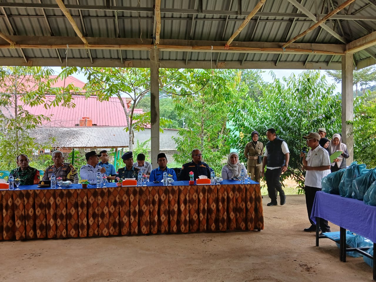 Bupati Anambas, Aneng (dua dari kanan) saat mendengarkan keluhan dari guru MTS Nurul Huda mengenai kekurangan tenaga pengajar.