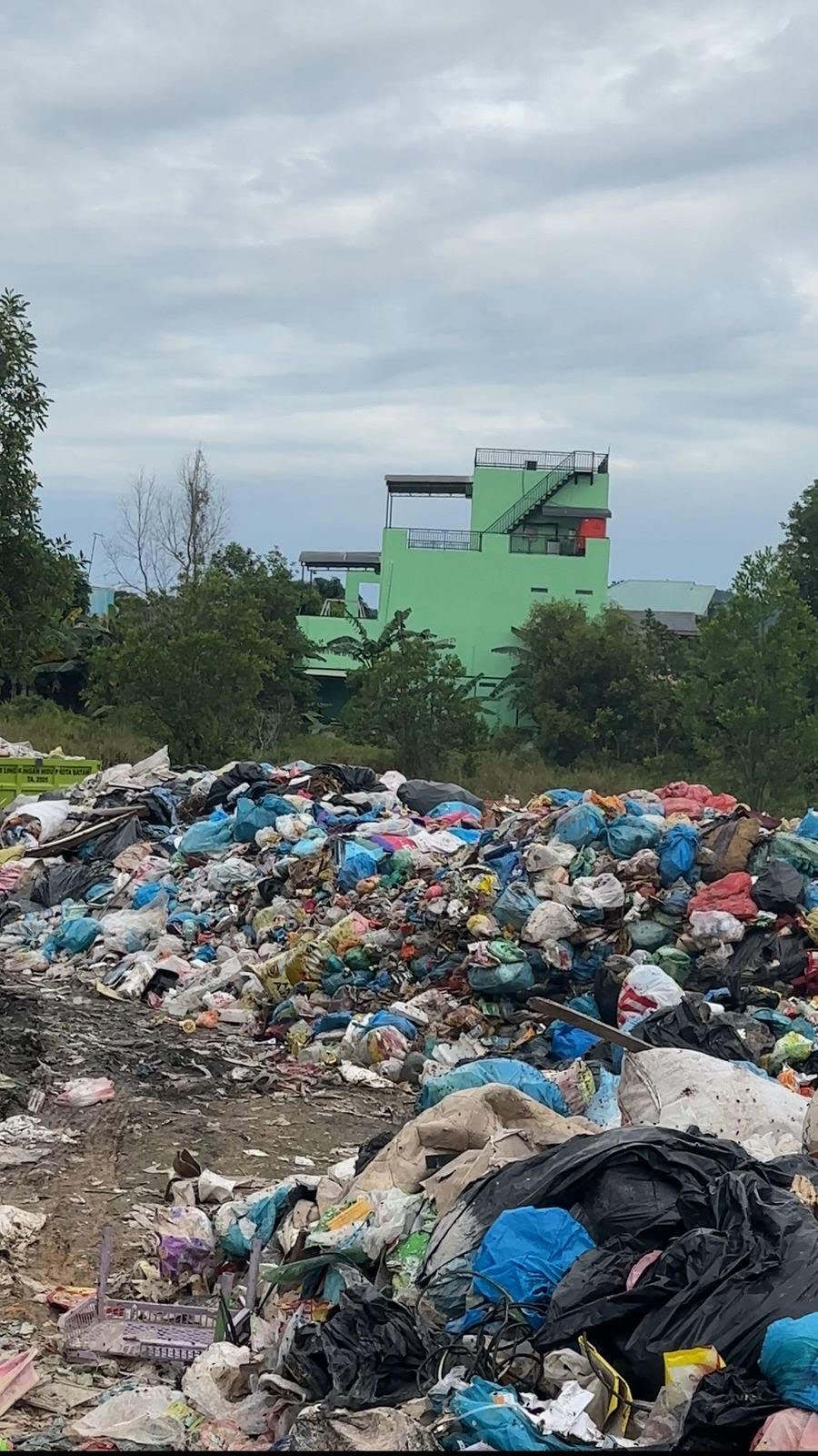 Tumpukan sampah di daerah Marina sangat menggangu aktivitas warga.