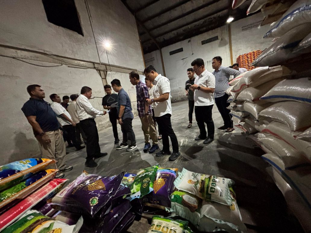 Tim satgas pangan Kepri saat melakukan penggerebekan ke gudang beras di daerah Sengkuang, Batam.