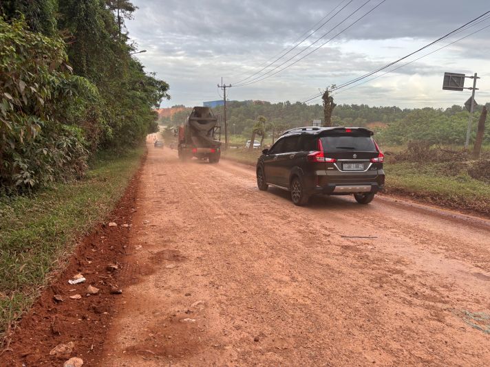 Kondisi jalan saat cuaca panas, kotor dan berdebu
