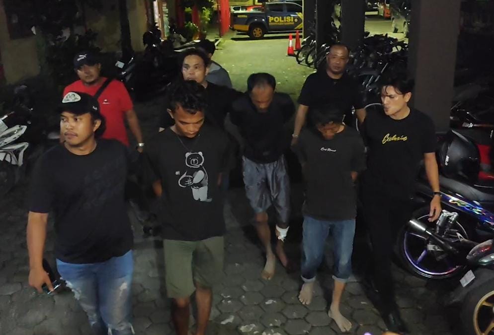 Tiga pelaku pencurian sepeda motor saat digiring masuk ke dalam gedung Satreskrim Polresta Tanjungpinang, Rabu (26/11).