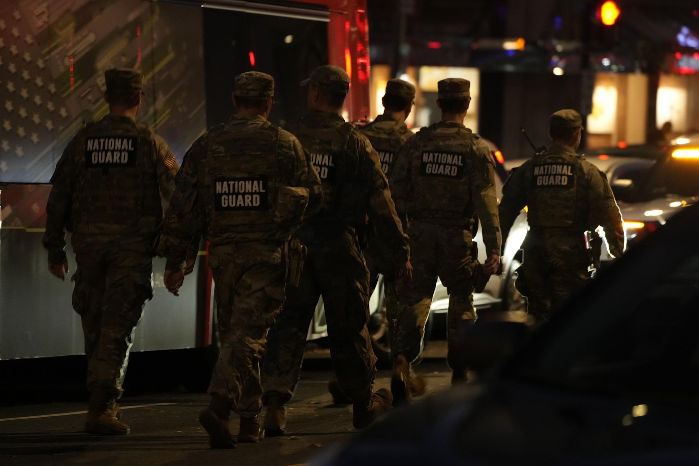 Tentara Garda Nasional AS memasuki area TKP penembakan dua rekan mereka di dekat Gedung Putih, Washington DC, Rabu (26/11/2025) waktu setempat. F Mark Schiefelbein/AP via ABC News