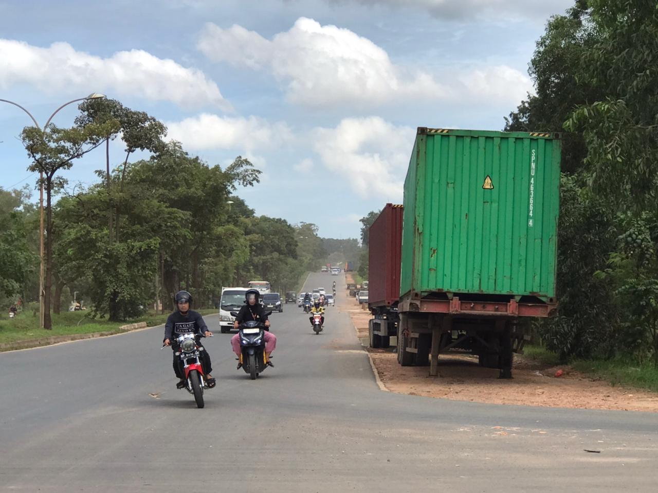 Kontainer yang diparkir di bahu jalan di daerah Batuampar.