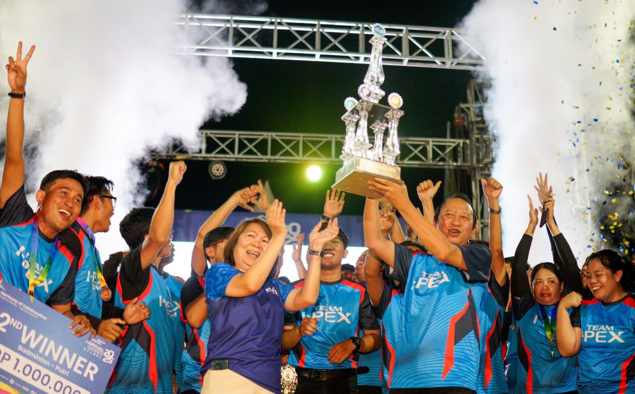 Karyawan PT. Ipex merayakan kemenangan mereka sebagai juara umum Annual Games 2025 di Kawasan BIE, Lobam, Bintan pada Rabu (26/11) malam.
