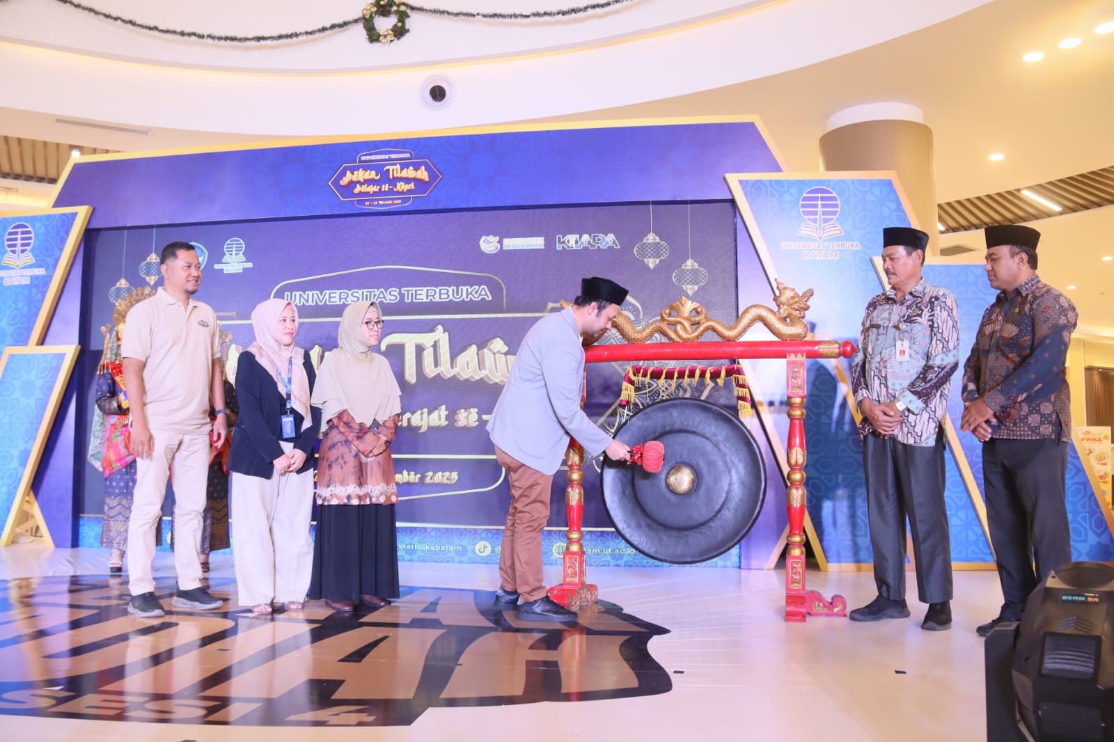 Direktur Universitas Terbuka Batam, Angga Sucitra memukul gong tanda dimulainya pekan tilawah pelajar se Kepri.