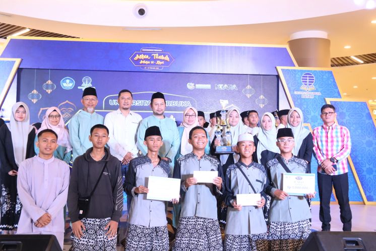 Para pemenang Tilawah tingkat pelajar foto bersama panitia.