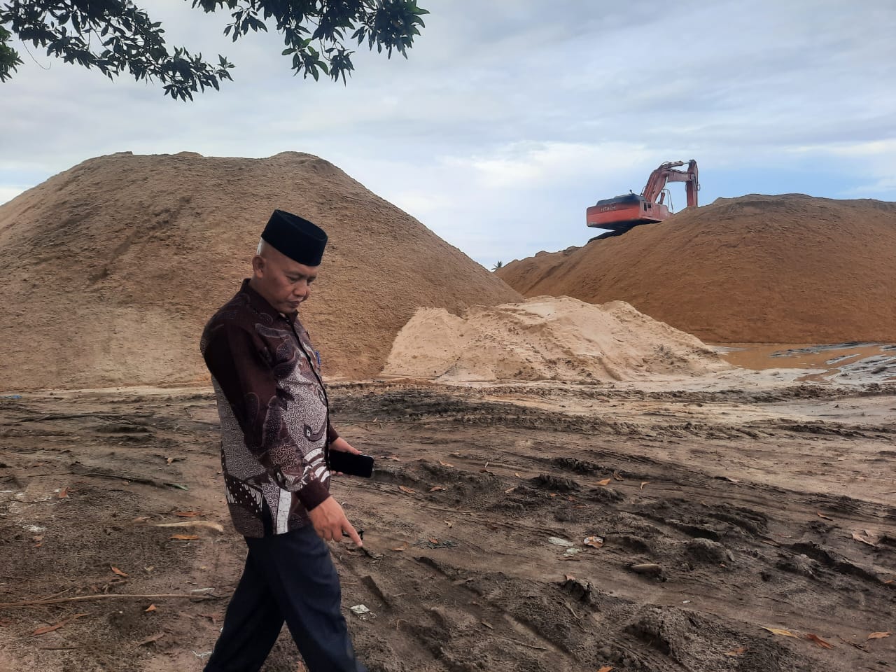 Anggota DPRD Kepri saat sidak ke lapangan menemukan tambang pasir