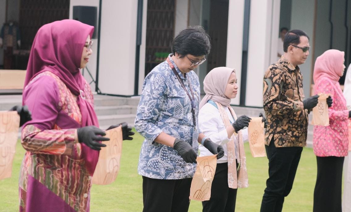 Direktur PBC, Emilia Ayu Dewi Karuniawati dan Ketua Dekranasda Kepri, Dewi Kumalasari Ansar saat peluncuran inovasi pewarna alami mangrove untuk batik.