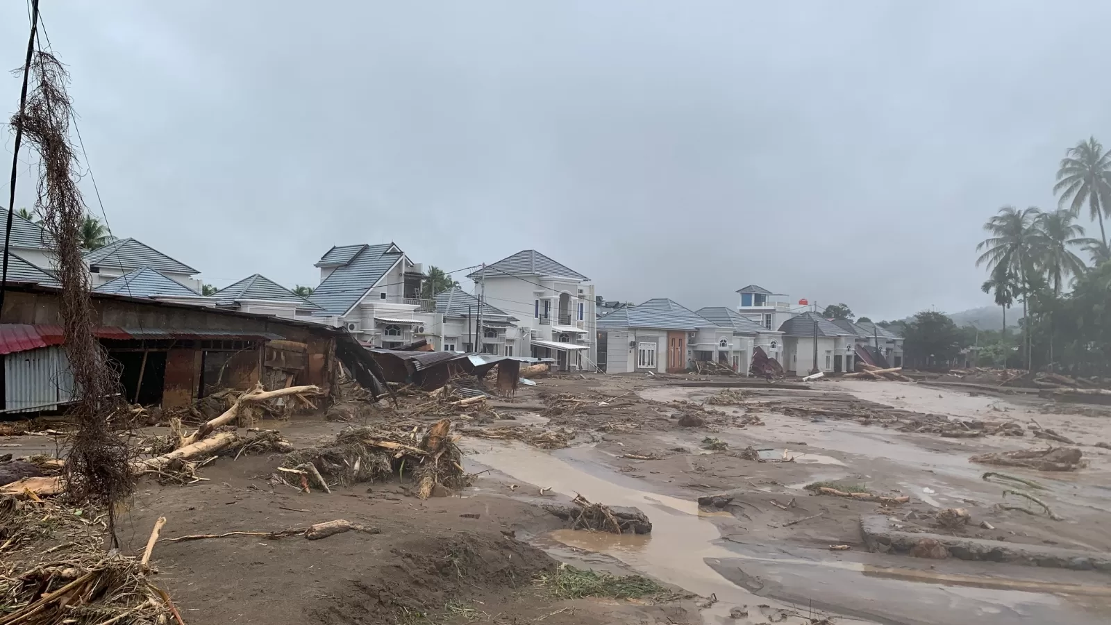 Kerusakan akibat banjir yang membawa material pohon dan lumpur di pemukiman di wilayah Lubuk Minturun, Koto Tengah, Kota Padang, Sumbar, Kamis (27/11). Ada 9 warga Tewas saat bencana di Sumbar ini.