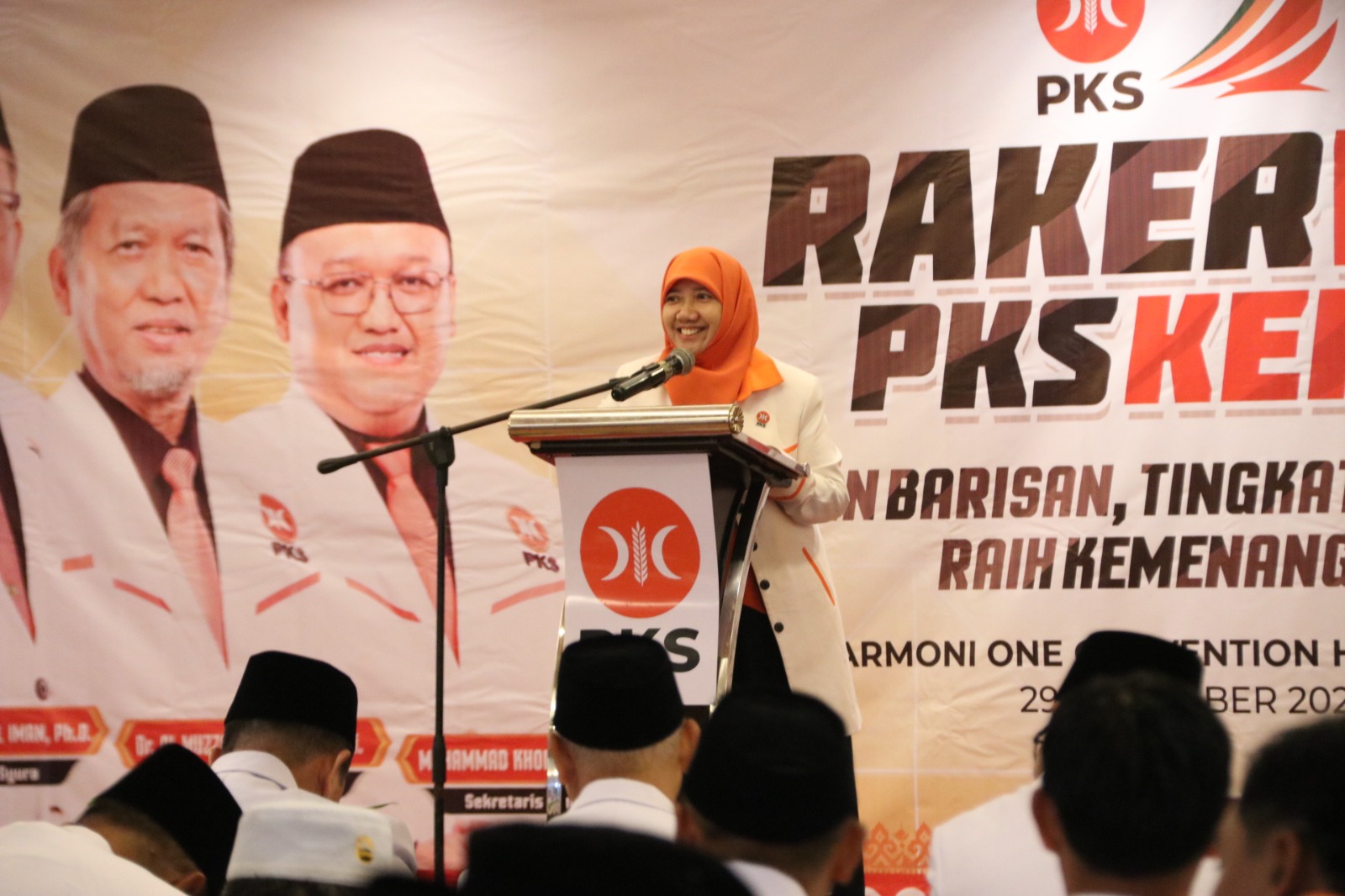 Ketua DPW PKS Kepri, Suryani menyampaikan arahan dalam Rakerwil di Hotel Harmoni One Batam Center, Sabtu (29/11/2025).