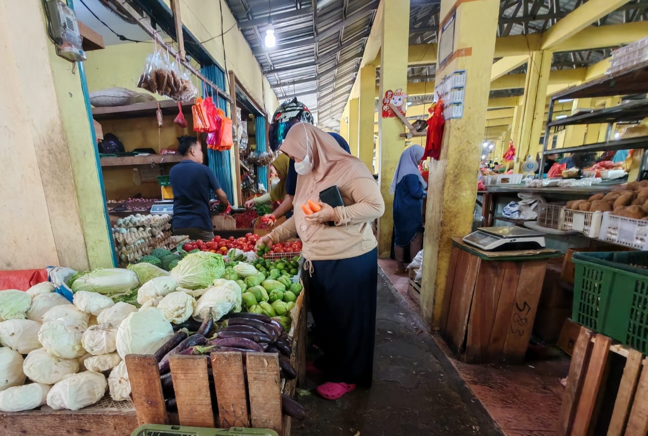 Warga sedang berbelanja di Pasar Puan Maimun Tanjungbalai Karimun.