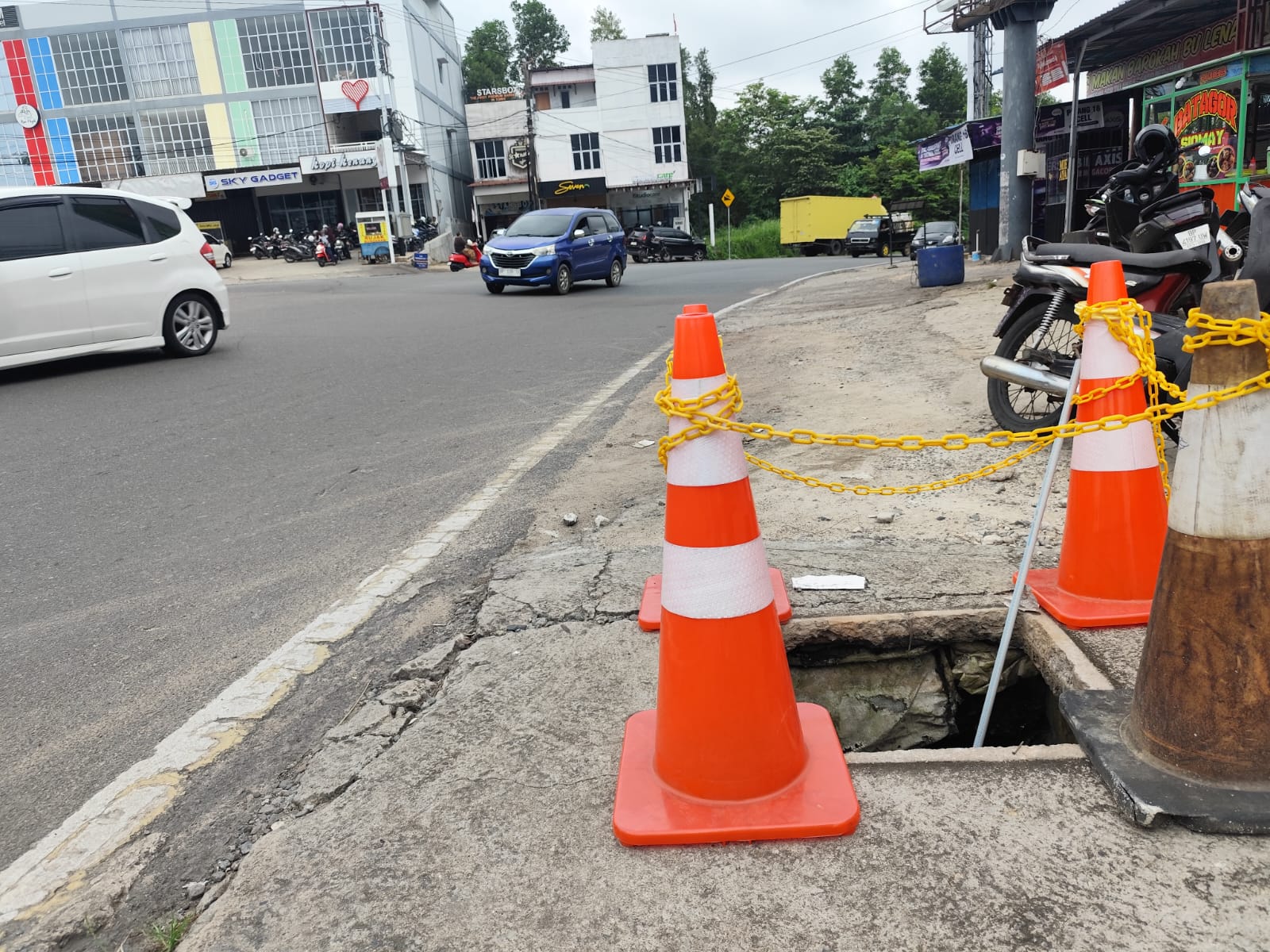 Polisi buru pencuri besi penutup selokan di Tanjungpinang, Minggu (30/11).