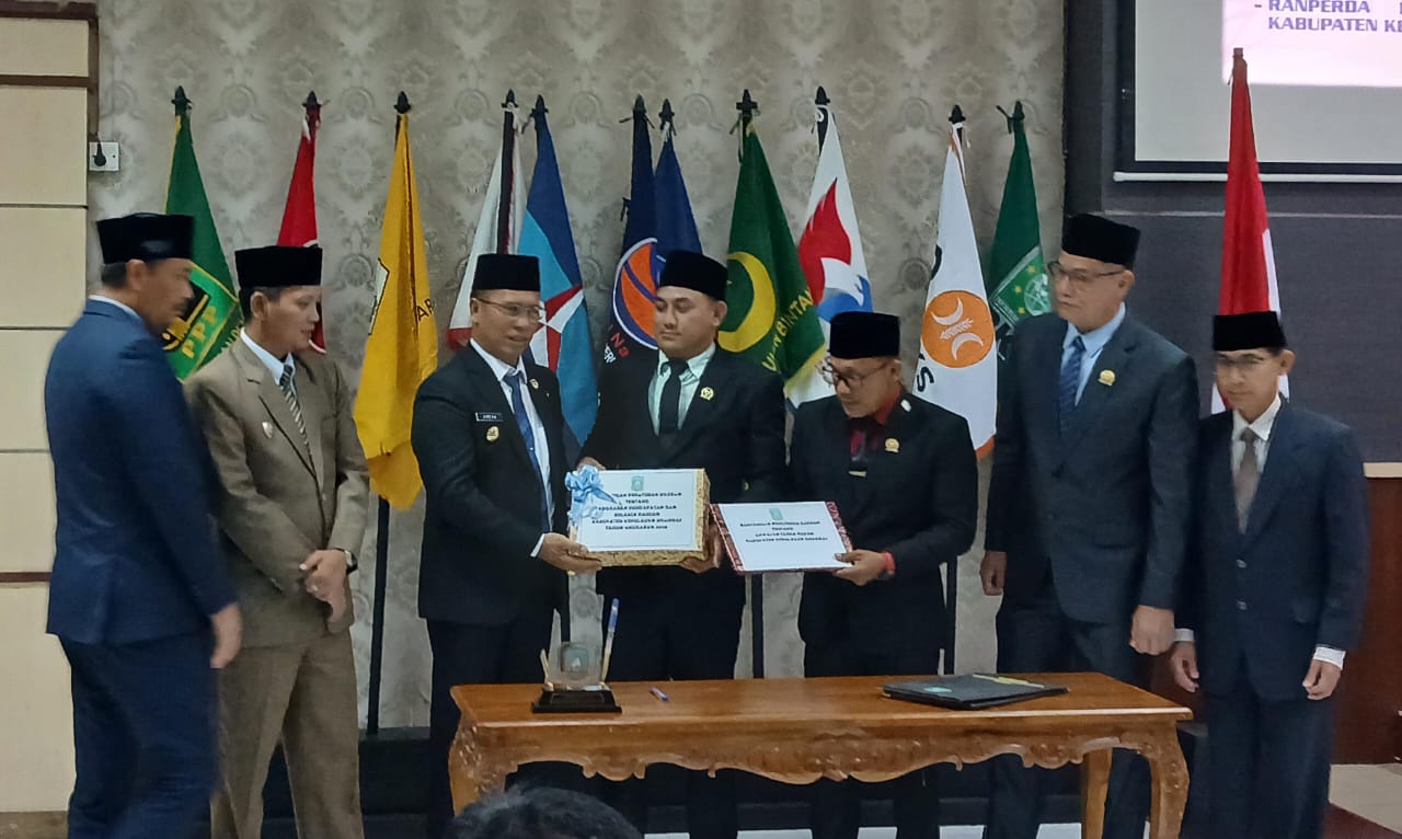 Ketua DPRD, Rian Kurniawan didampingi Wakilnya, Yusli dan Rocky Sinaga bersama Bupati dan Wabup, Aneng-Raja Bayu saat menandatangi naskah pengesahan APBD 2026.