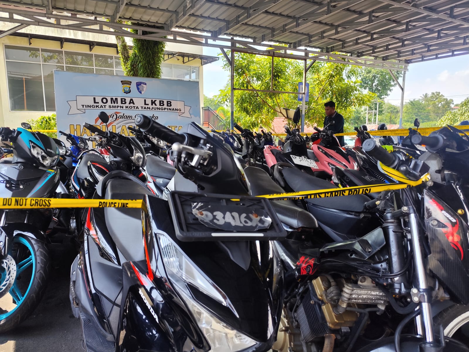 Puluhan sepeda motor pembalap liar diamankan usai terjaring razia oprasi Zebra Seligi 2025 di Tanjungpinang, Senin (1/12).