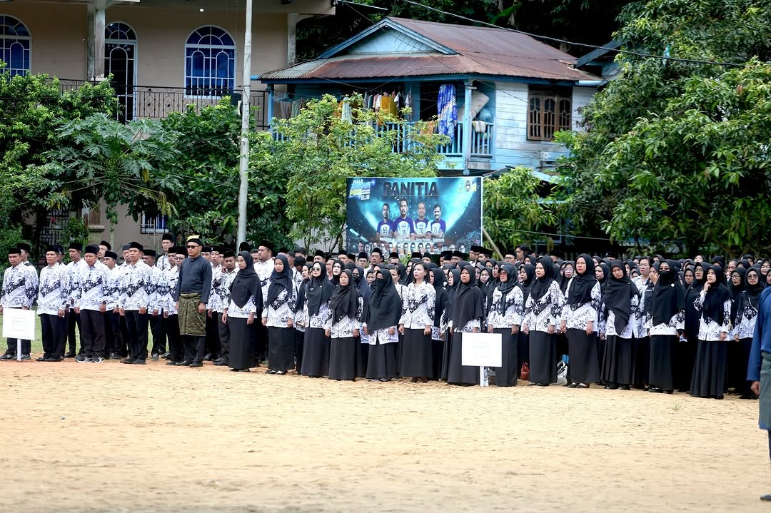 Ratusan PPPK Kabupaten Anambas sedang mengikuti apel. Mereka belum menerima gaji karena DAU SG dari Pusat belum disalurkan ke Kas Daerah.