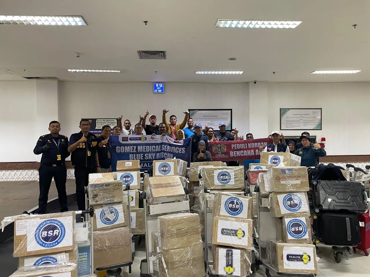 BANTUAN osat-obatan dari Bue Sky Rescue (BSR) Malaysia dan para relawan tiba di Aceh. F Pemprov Aceh