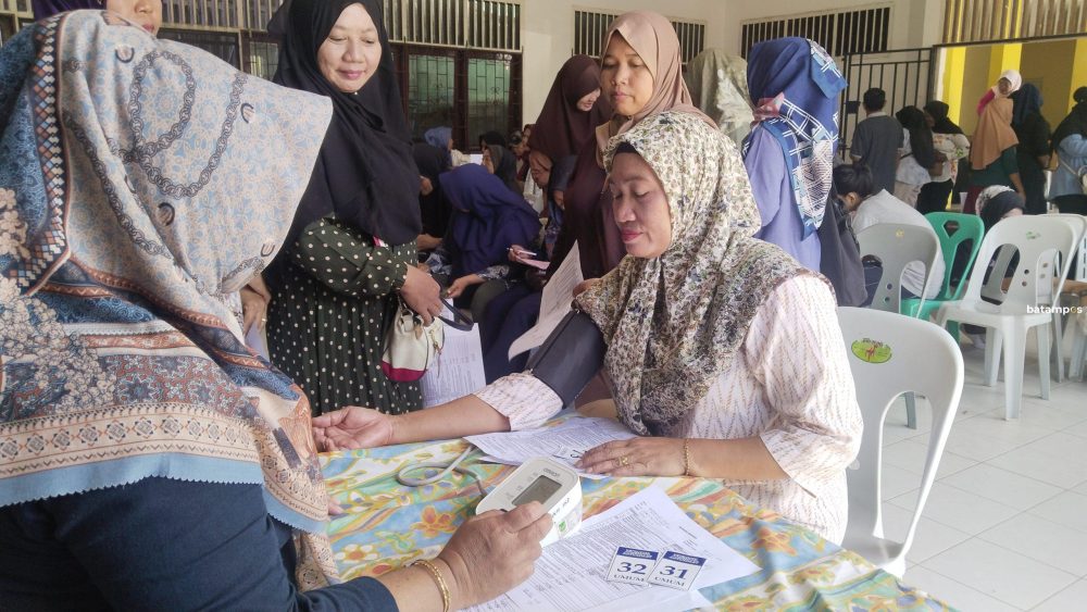 Petugas kesehatan Puskesmas Sekupang melakukan pemeriksaan kesehatan dan skrining TBC kepada warga Kampung Tua Tanjung Riau, Sabtu (29/11).