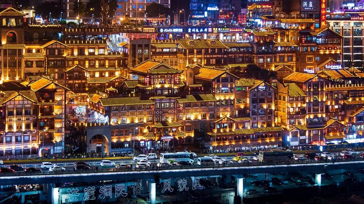 SUASANA Kota Chongqing di musim dingin, saat malam hari. F Travel Weekly Asia