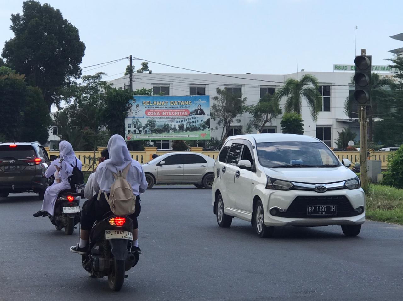 Gegara traffic light mati, para pengendara berebut jalan hingga timbul macet.
