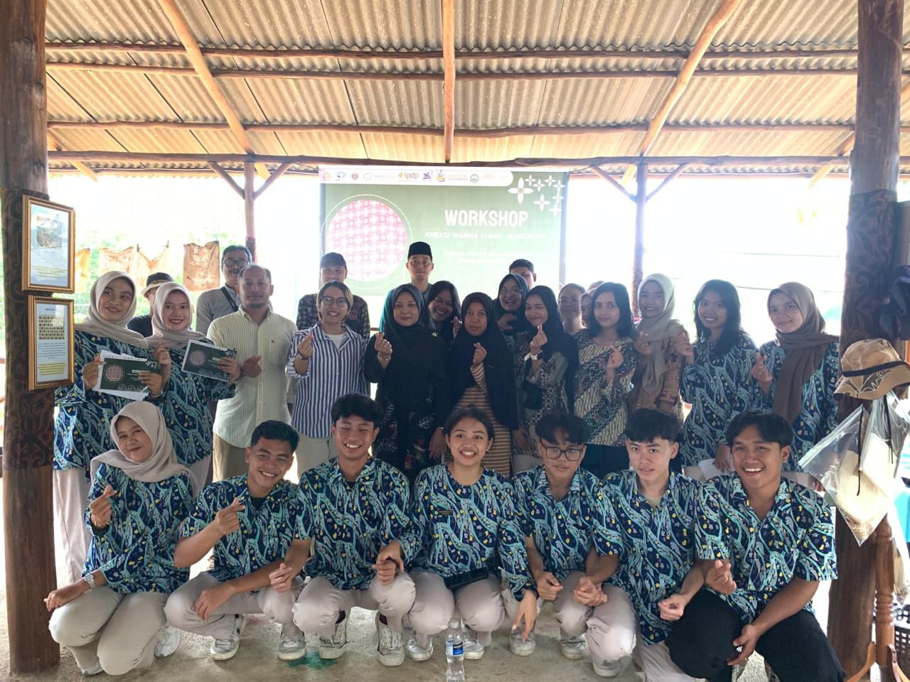 Foto bersama Sylvia Eriana saat pembuksaan kegiatan Workshop di Rumah Batik Bintan, Jumat (21/11).
