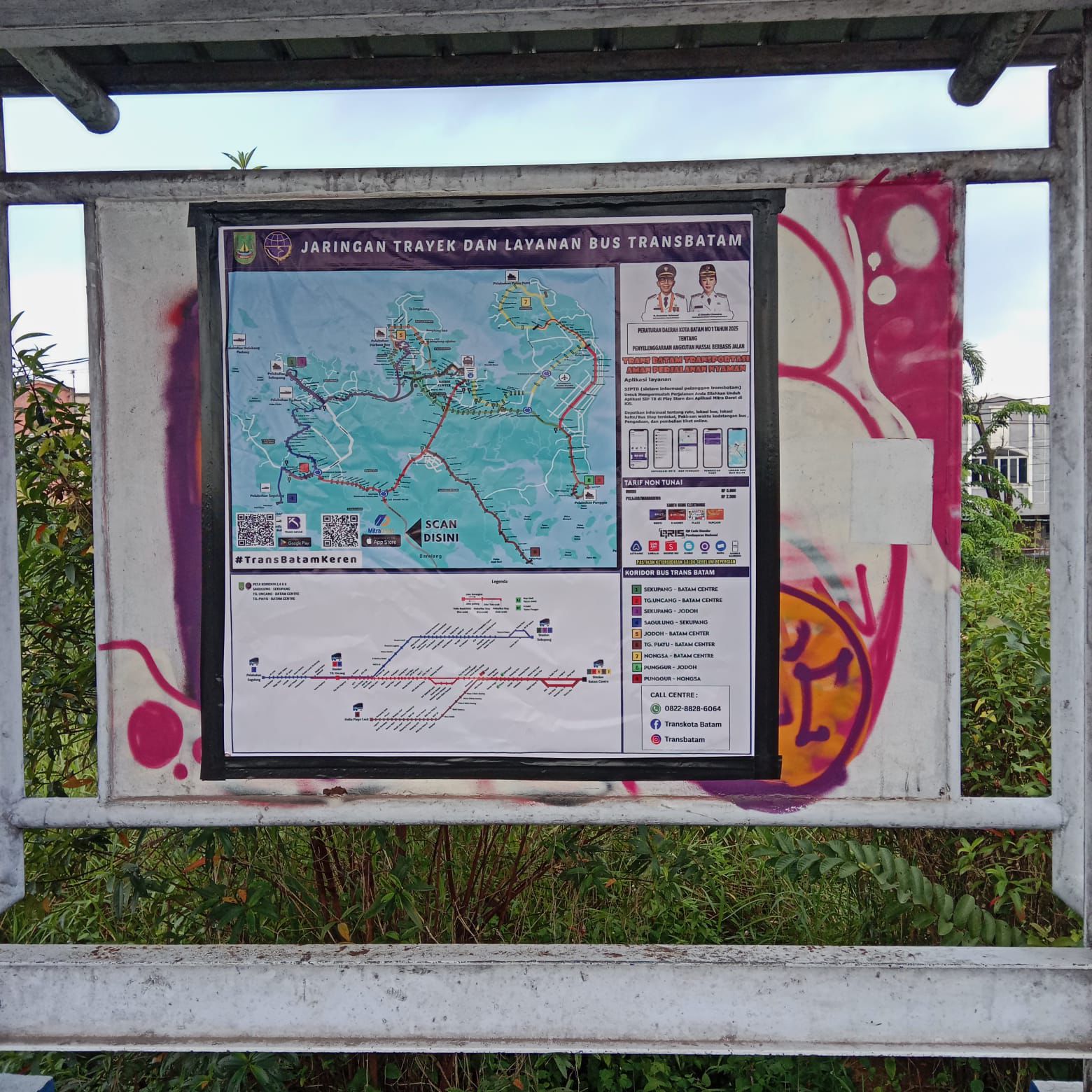 Salah satu halte transbatam yang penuh coretan, tapi sudah tertutup oleh gambar yang ditempal dishub batam.