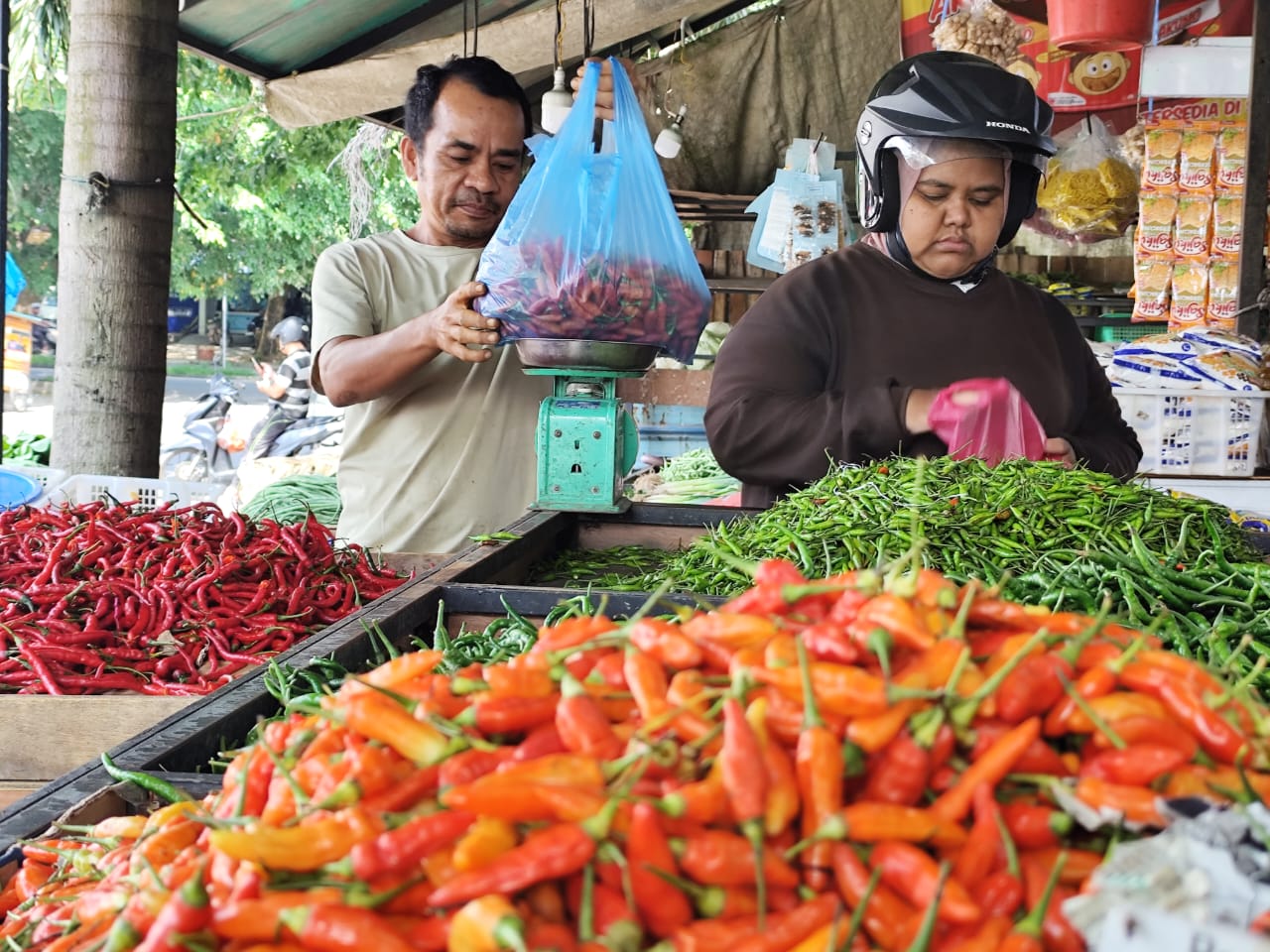 Pedagang Pasar Bincen Tanjungpinang menjual cabai dengan harga tertinggi Rp120 ribu per Kg, Selasa (2/12).