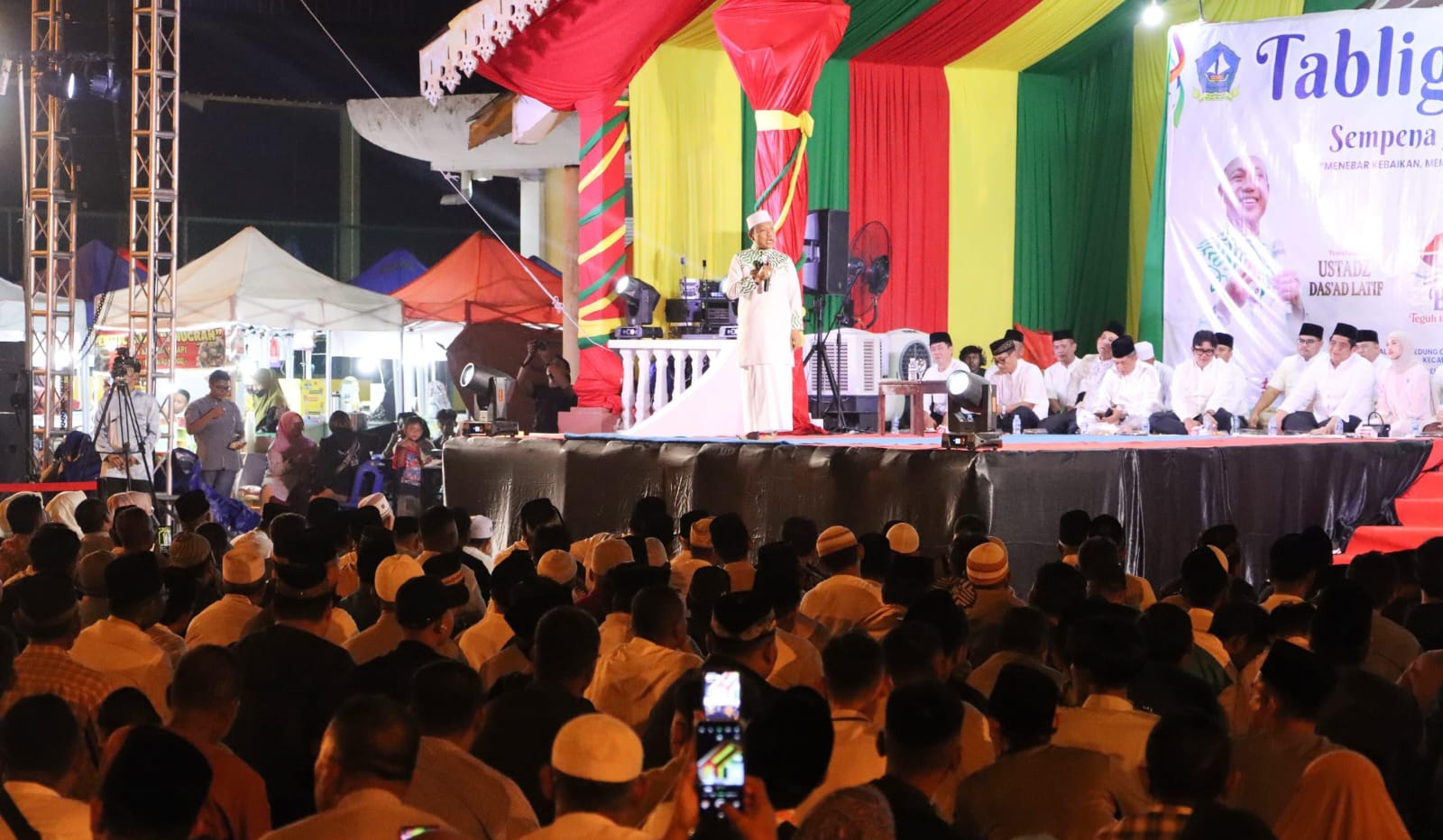 Masyarakat tumpah ruah menghadiri Tabligh Akbar di halaman Gedung Nasional Tanjunguban, Kecamatan Bintan Utara, Senin (1/12) malam.