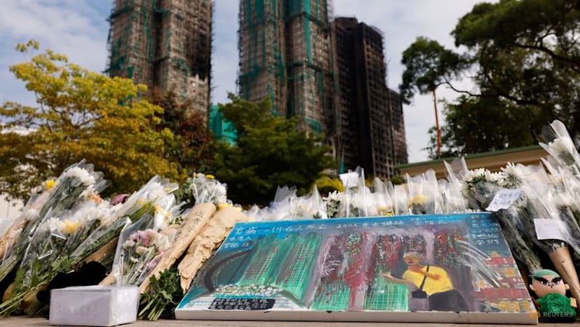KARANGAN bunga dan lukisan ditempatkan di lokasi 7 apartemen yang terbakar di Hong Kong pekan lalu.