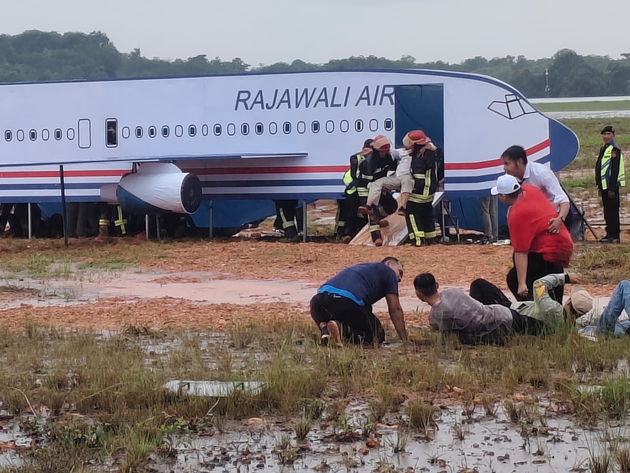 lLtihan penanggulangan keadaan darurat (PKD) di Bandara Hang Nadim Batam, Selasa (2/12).
