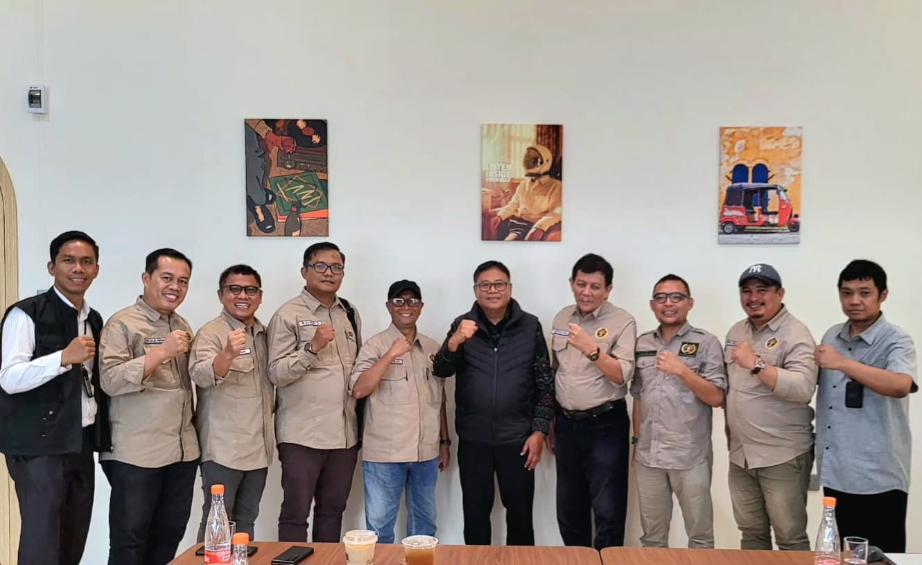 Kepala Perwakilan Bank Indonesia (BI) Kepri Rony Widijarto Purubaskoro  foto bersama pengurus PWI Kepri