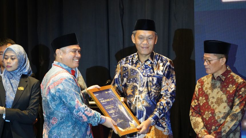 Kepala Kanwil Kemenag Kepri, Zoztafia saat menerima penghargaan pada ajang Humas Kemenag Award di Hotel Aryaduta Jakarta Pusat, pada Senin (1/12) lalu.
