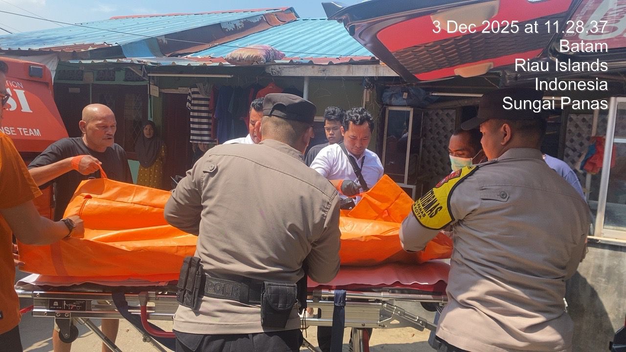 Polisi saat mengevakuasi pelaku gantung diri.