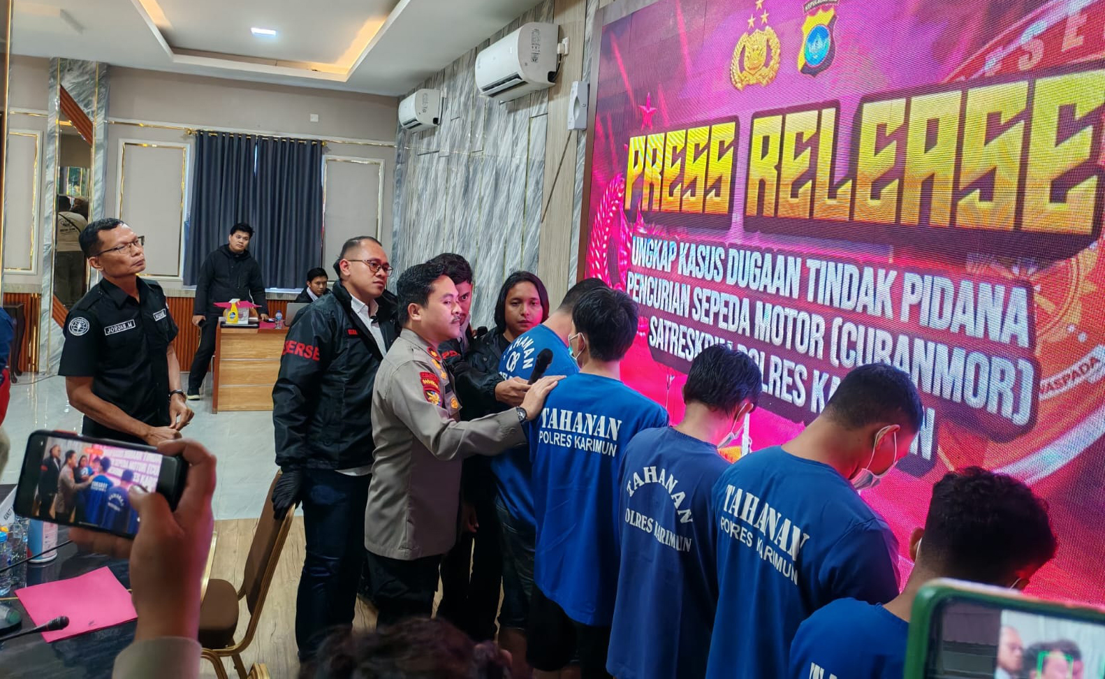 Wakapolres Karimun, Kompol Salahuddin menunjukkan tersangkad an barang bukti kasus Curanmor.