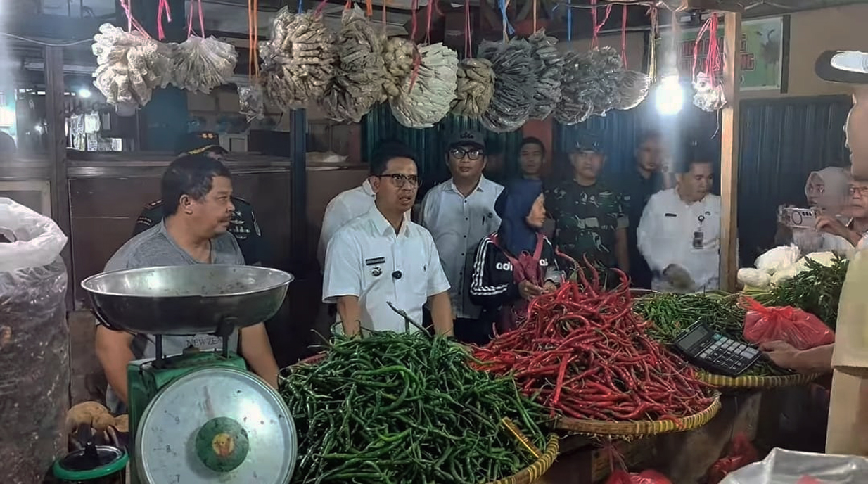 Bupati Karimun, Iskandarsyah tinjau harga pasar di Karimun jelang Nataru persediaan beras cukup.