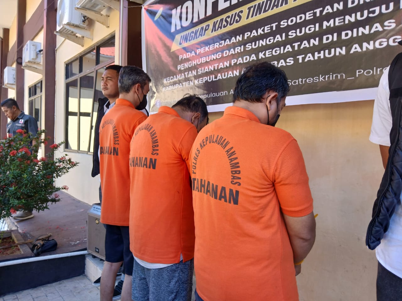 Ketiga tersangka korupsi sodetan air, Muhammad Hatta Pulungan, Prayitno da Azhar dihadirkan dalam konfrensi pers, Rabu, (3/12).