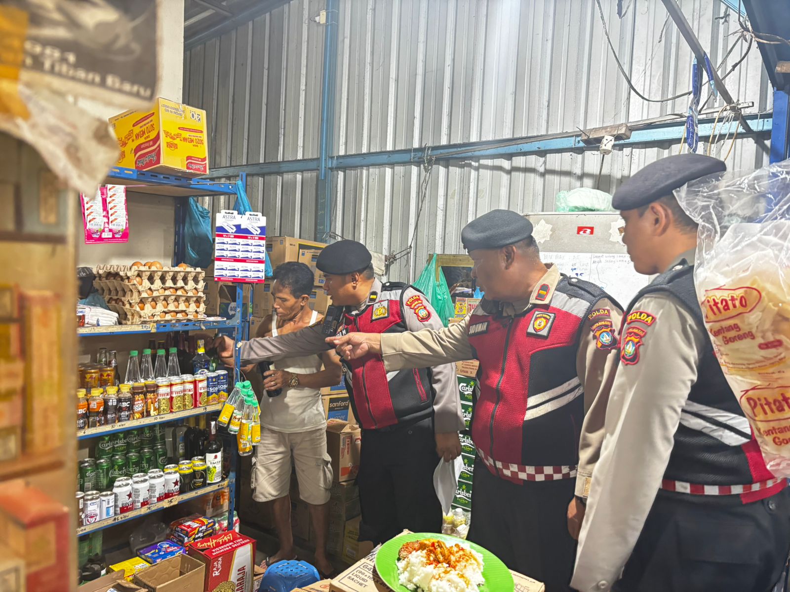 Petugas Ditsamapta Polda Kepri menjaring warung yang bebas menjual minuman berakohol (mikol) secara bebas di Kota Batam.
