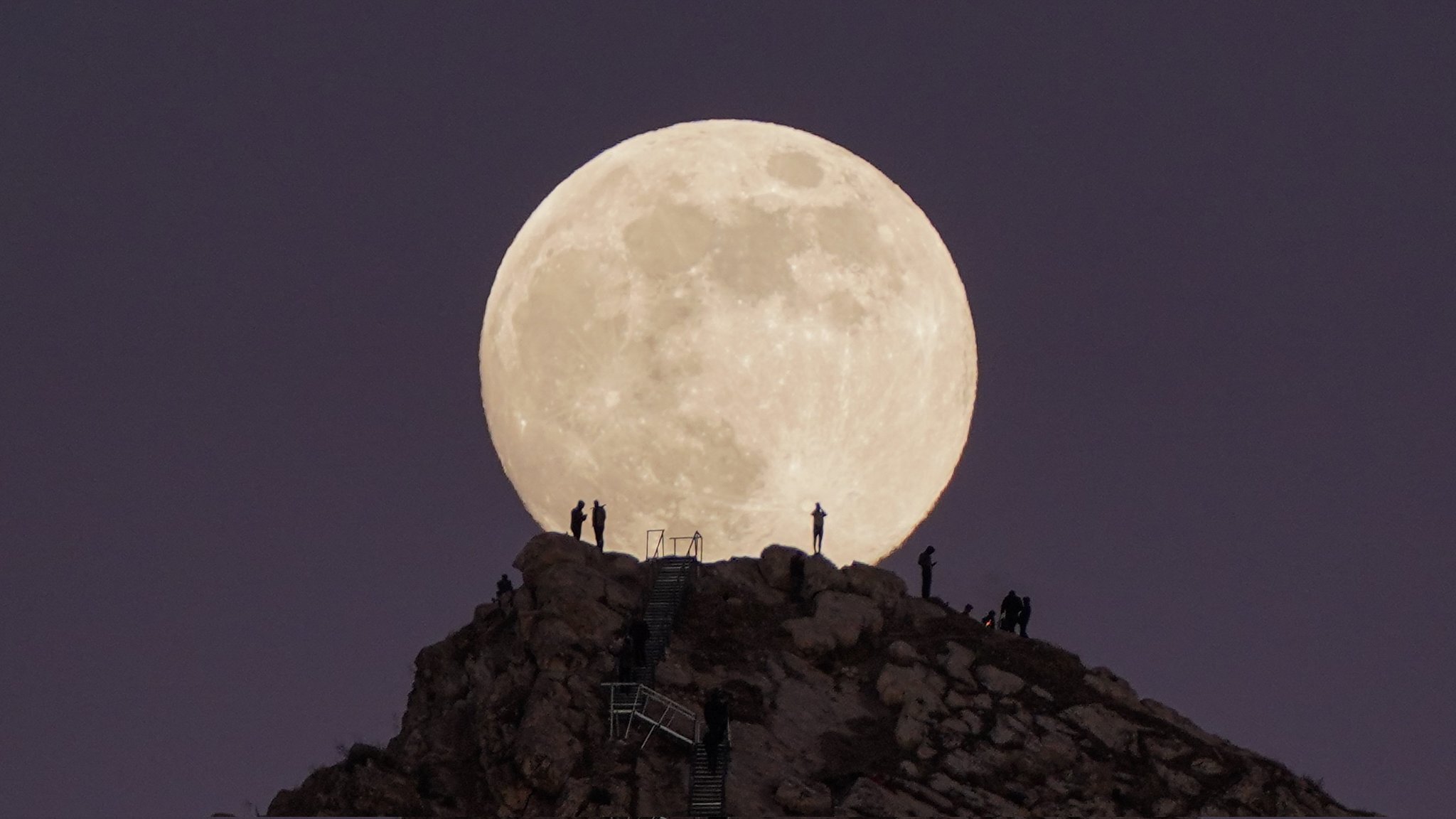 Fenomena Cold Moon yang muncul pada 4 Desember 2025