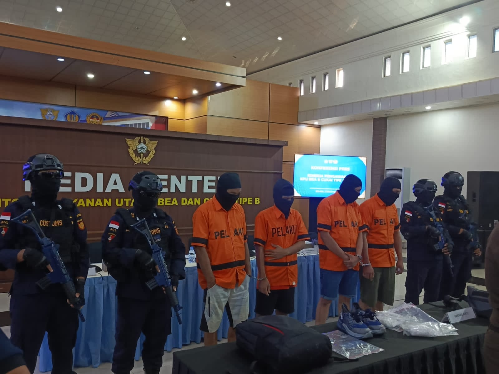 Empat pelaku penyelundupan sabu jaringan narkoba internasional saat rilis di Bea Cukai Batam.