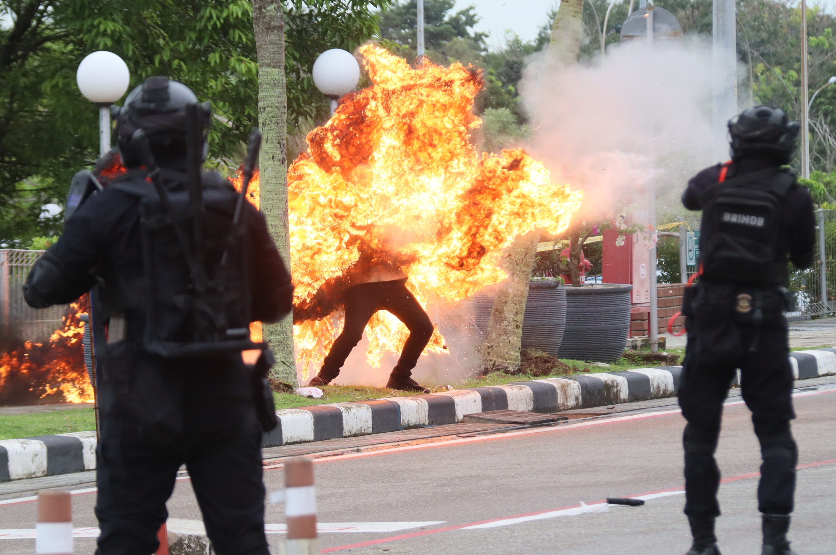 Latihan Penanggulangan keadaan darurat yang digelar oleh Pihak Bandara Hang Nadim Batam bersama aparat gabungan, Selasa (2/12).