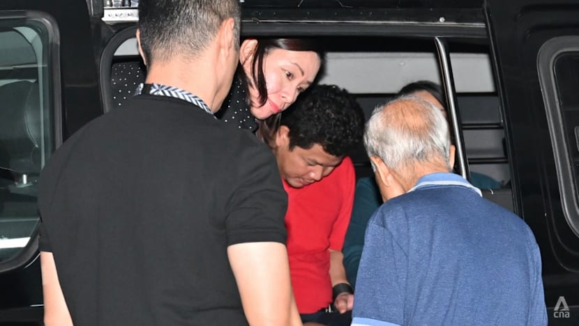 Salehuddin, terduga pelaku pembunuhan istrinya sendiri dibawa kembali ke mobil polisi setelah gelar perkara di TKP di Hotel Capri by Fraser China Square, Rabu (3/12/2025). F. Jeremy Long/CNA