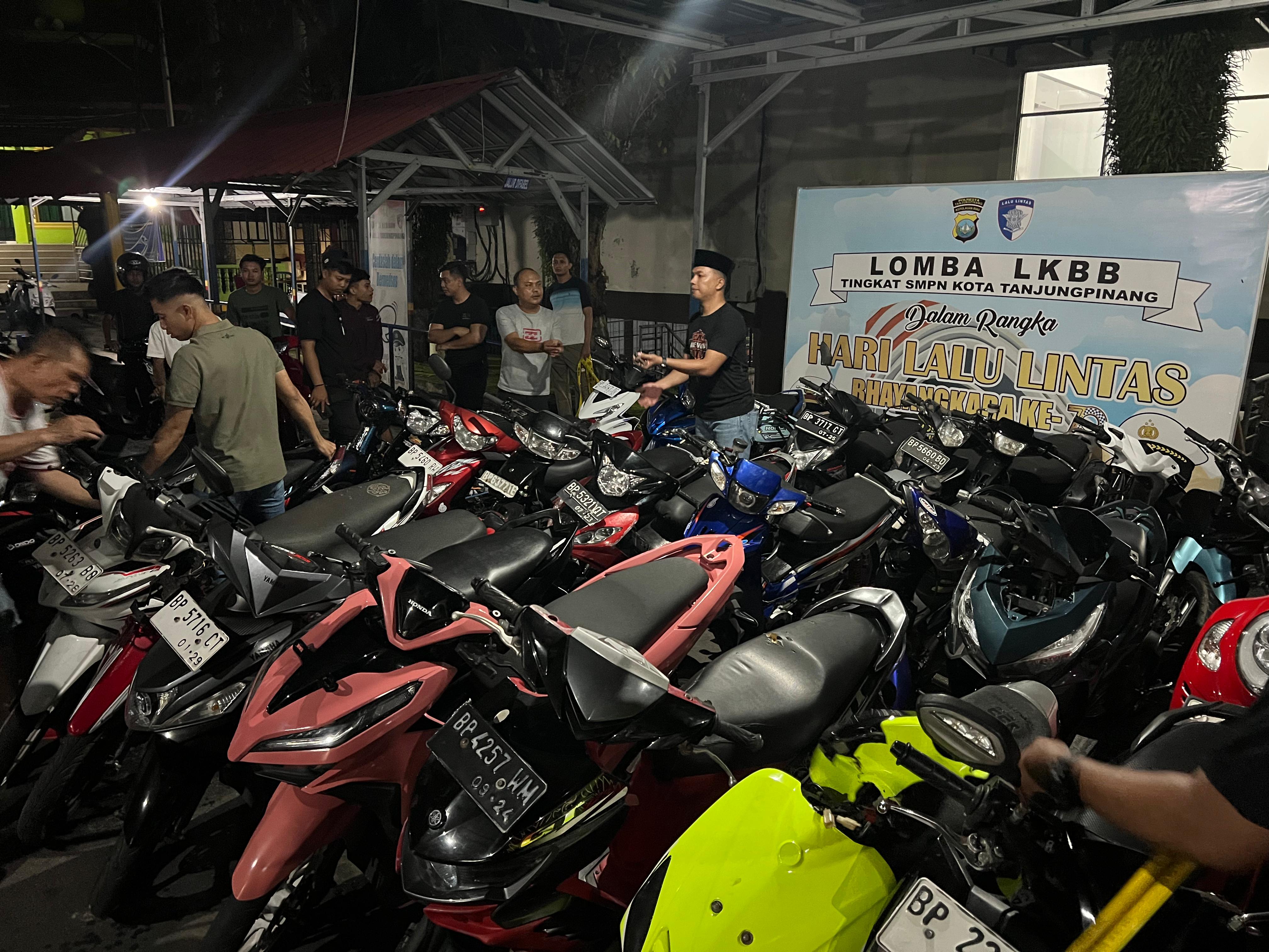 Pelaku balap liar usai diamankan polisi pada Minggu (30/11).
