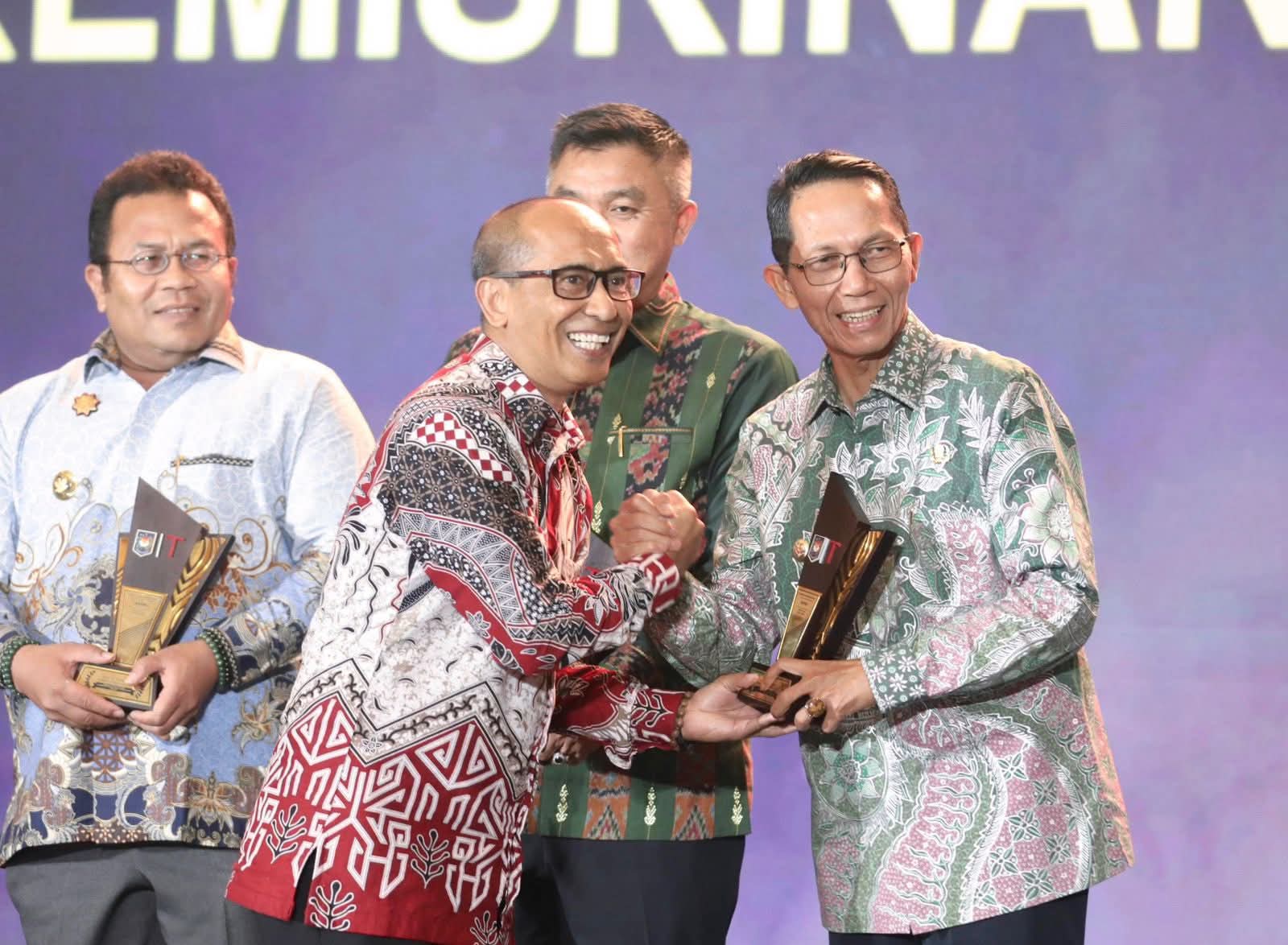 Wali Kota Batam, Amsakar Achmad menerima penghargaan dari Direktur Pusat Data dan Analisis Majalah Tempo, Philipus Parera.
