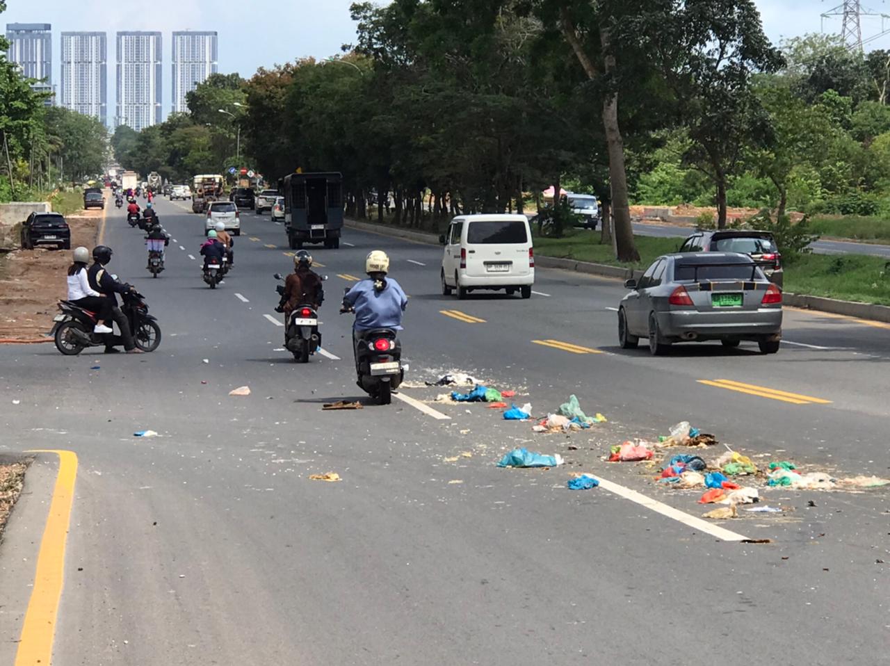 Sampah yang berserak di badan jalan.