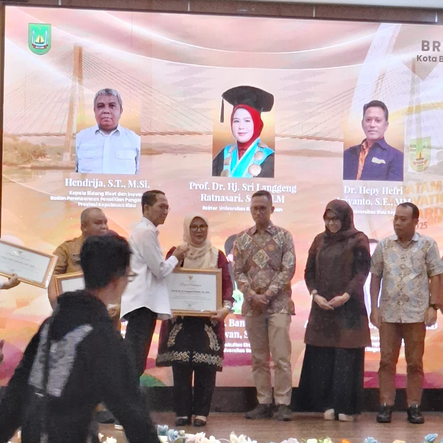 Rektor Universitas Riau Kepulauan (UNRIKA), Profesor Sri Langgeng Ratnasari saat menerima penghargaan dari wali kota Batam.