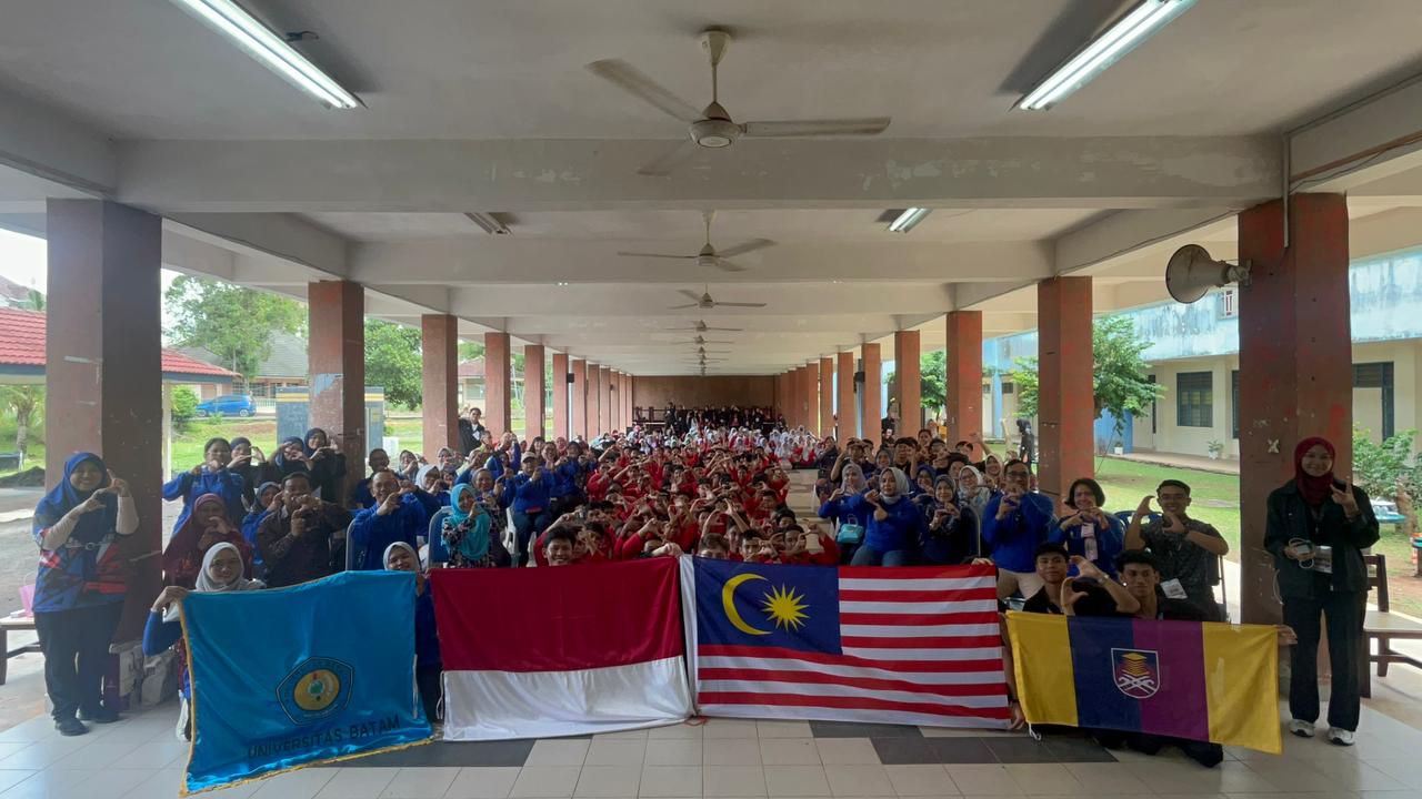 Perwakilan Universitas Batam (UNIBA) dan Universiti Teknologi MARA (UiTM) Segamat berfoto bersama usai pelaksanaan Program Pengabdian kepada Masyarakat (PKM) Internasional di Segamat, Malaysia, 19&ndash;20.